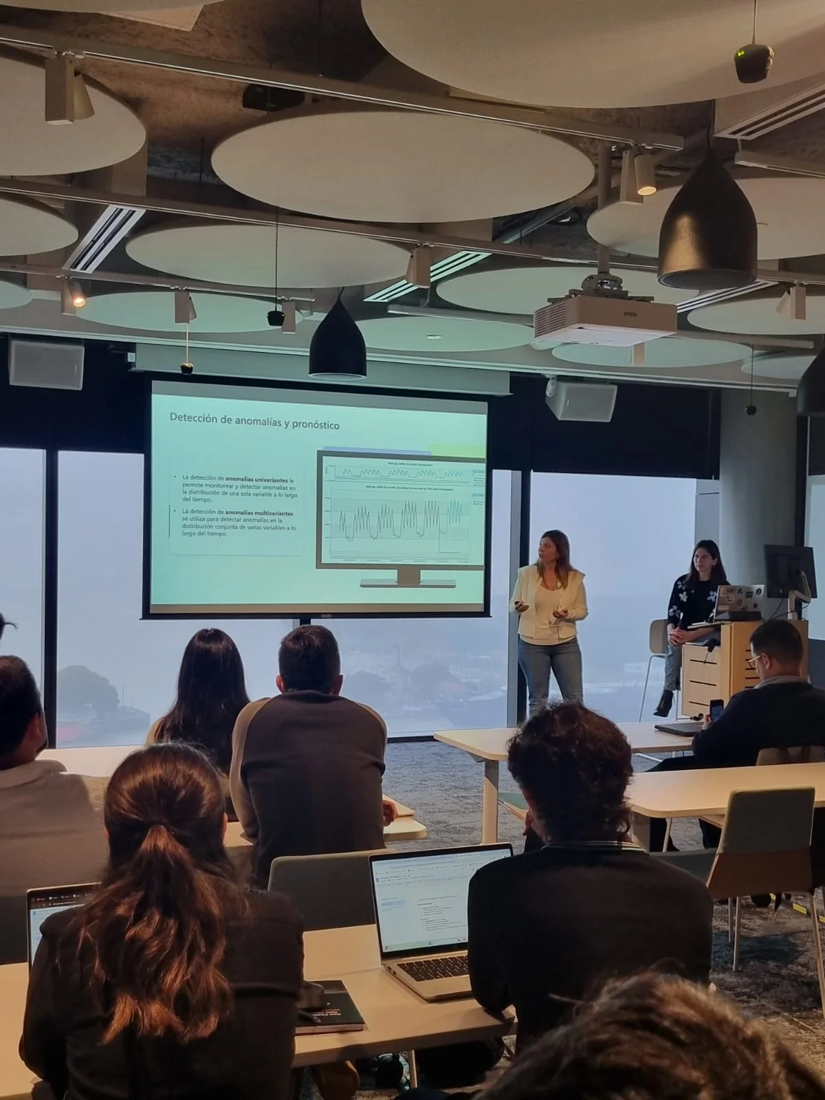Nuric Ugarte dictando una capacitación en sala